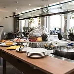 Отель Hesperia & 4*