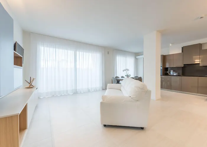 Hesperia & 4*